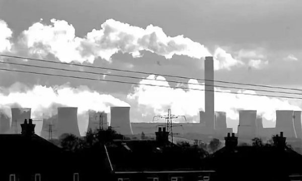 在廠房的中央矗立著一個高達259米的煙囪 在廠房的中央矗立著一個高達259米的煙囪