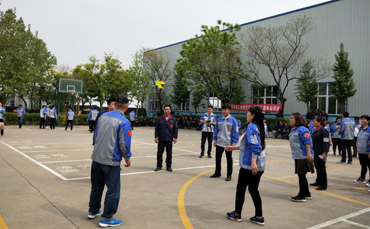 踢毽子比賽讓我們見識到團結協作、堅持不懈的運動精神,各隊在場上展開激烈比拼,隊員們沉著應戰、默契配合、快速傳遞 踢毽子比賽讓我們見識到團結協作、堅持不懈的運動精神,各隊在場上展開激烈比拼,隊員們沉著應戰、默契配合、快速傳遞