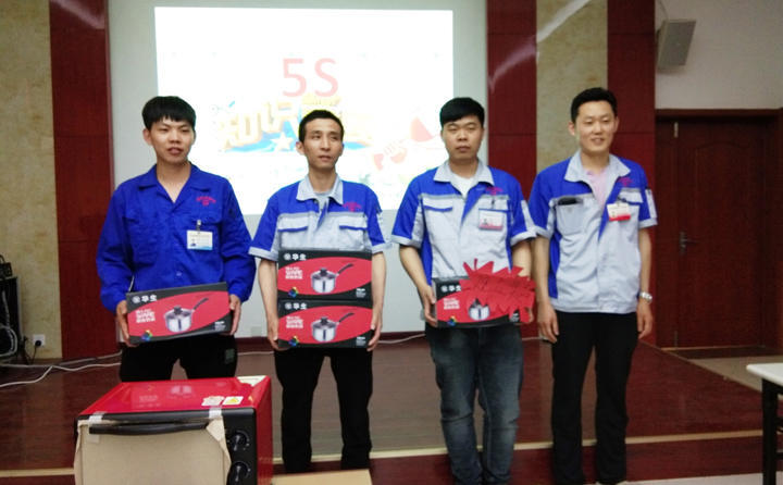 觀眾積極參與領(lǐng)獎合影 觀眾積極參與領(lǐng)獎合影