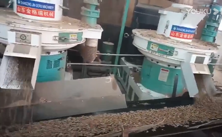 秸稈制粒機現(xiàn)場工作中 秸稈制粒機現(xiàn)場工作中