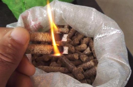 秸稈顆粒機(jī)的顆粒燃燒圖 秸稈顆粒機(jī)的顆粒燃燒圖